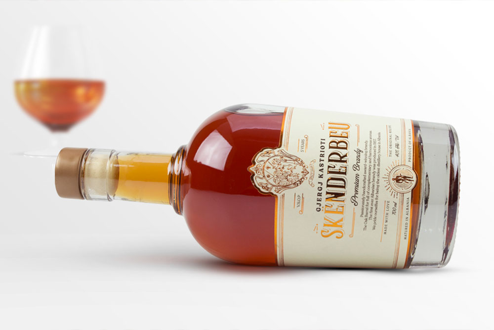 Il brandy albanese Skenderbeu si rifà il look: il restyling del packaging con la qualità di stampa di Etichette L’Immagine